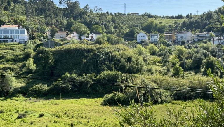 CASA DESTINADA A ARRUMAÇÕES, com área coberta de 420 m2 e 13.700 m2 de LOGRADOURO