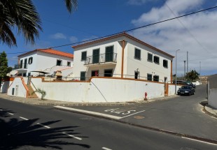 PRÉDIO URBANO NA 1ª LINHA DA PRAIA COM TERRAÇO COM  VISTA PARA O MAR – SÍTIO DA PEDRAS PRETAS - PORTO SANTO  