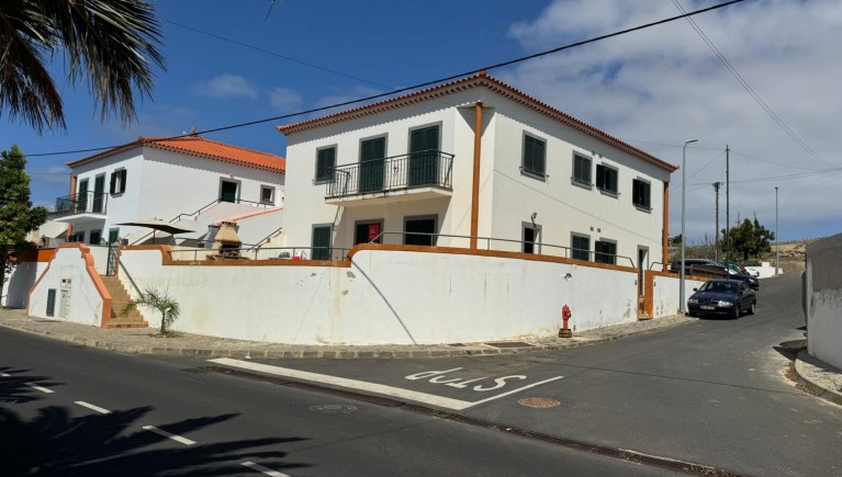 PRÉDIO URBANO NA 1ª LINHA DA PRAIA COM TERRAÇO COM  VISTA PARA O MAR – SÍTIO DA PEDRAS PRETAS - PORTO SANTO  