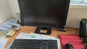 2 móveis de arquivo, 6 cadeiras, 2 secretárias, 1 computador da marca “DELL” com teclado e rato