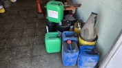 LOTE 3 - 7 bidões de óleo de 200 litros, 2 bombas de extração de óleo pneumáticas, 1 bomba manual de extração de óleo, 8 bidões de 20 litros