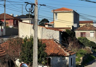 METADE INDIVISA DA PROPRIEDADE PLENA E A NUA PROPRIEDADE DA METADE DA CASA DE RÉS-DO-CHÃO E ANDAR COM QUINTAL