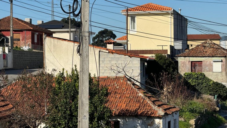 METADE INDIVISA DA PROPRIEDADE PLENA E A NUA PROPRIEDADE DA METADE DA CASA DE RÉS-DO-CHÃO E ANDAR COM QUINTAL