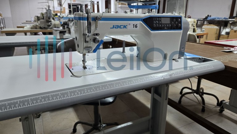 1 máquina de ponto corrido da marca “JACK”