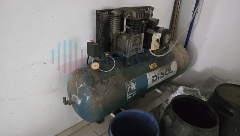 1 compressor da marca “DISOL” 200 lts.